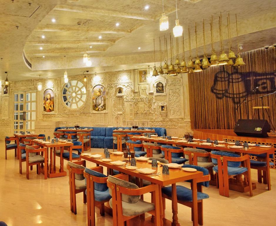 Restaurace v ubytování Ramee Royal Resort & Spa - Udaipur