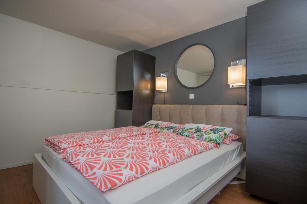 Un dormitorio con una cama grande con un espejo grande. en House Erika, en Šilo