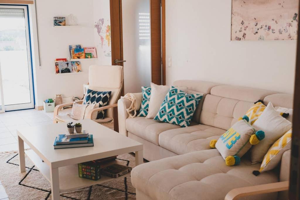 ein Wohnzimmer mit zwei Sofas und einem Tisch in der Unterkunft Beautiful 3 bedroom Villa in Torre Comporta I in Comporta