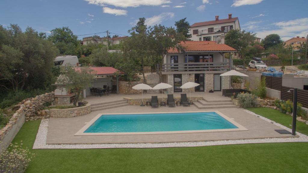 a swimming pool in the backyard of a house at House Erika in Šilo
