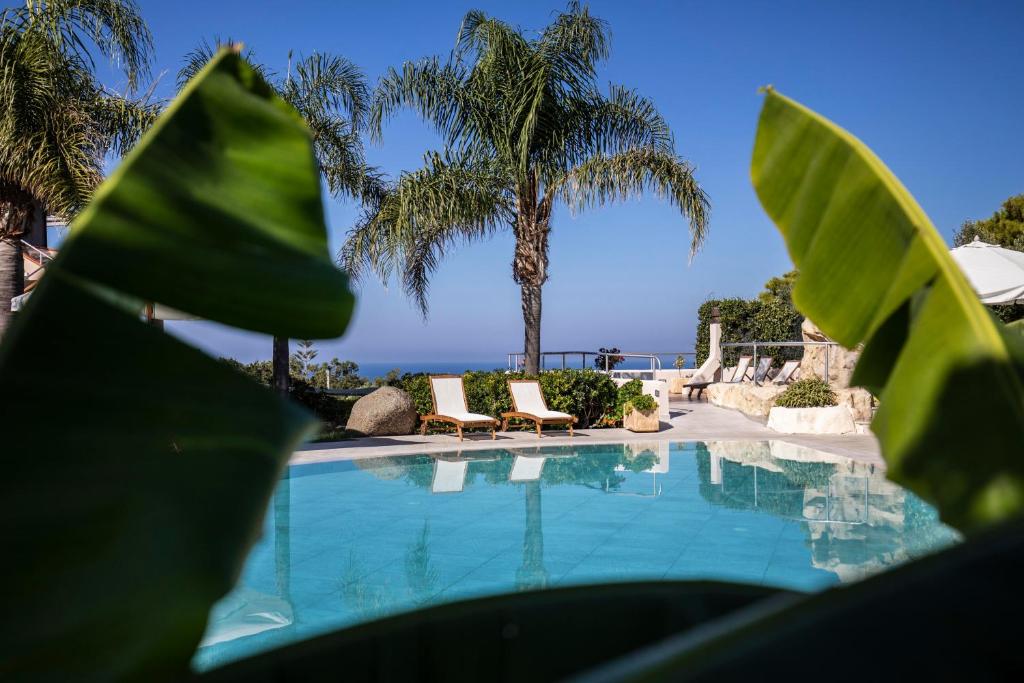 Bazén v ubytování L' Arcobaleno Resort nebo v jeho okolí