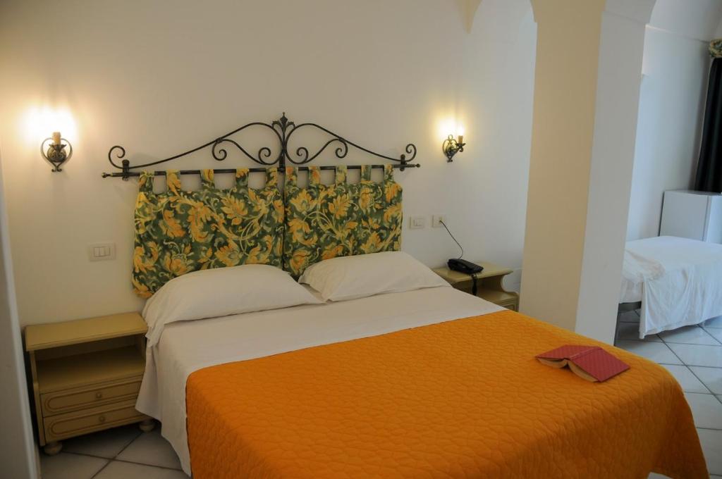 Postel nebo postele na pokoji v ubytování Hotel Dimora Fornillo