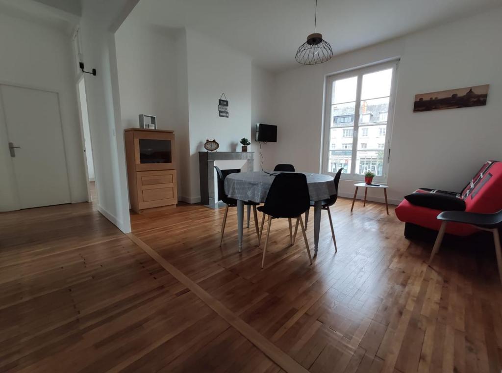 sala de estar con mesa y sillas en Appartement 1-6 pers situé entre les ponts en Saumur