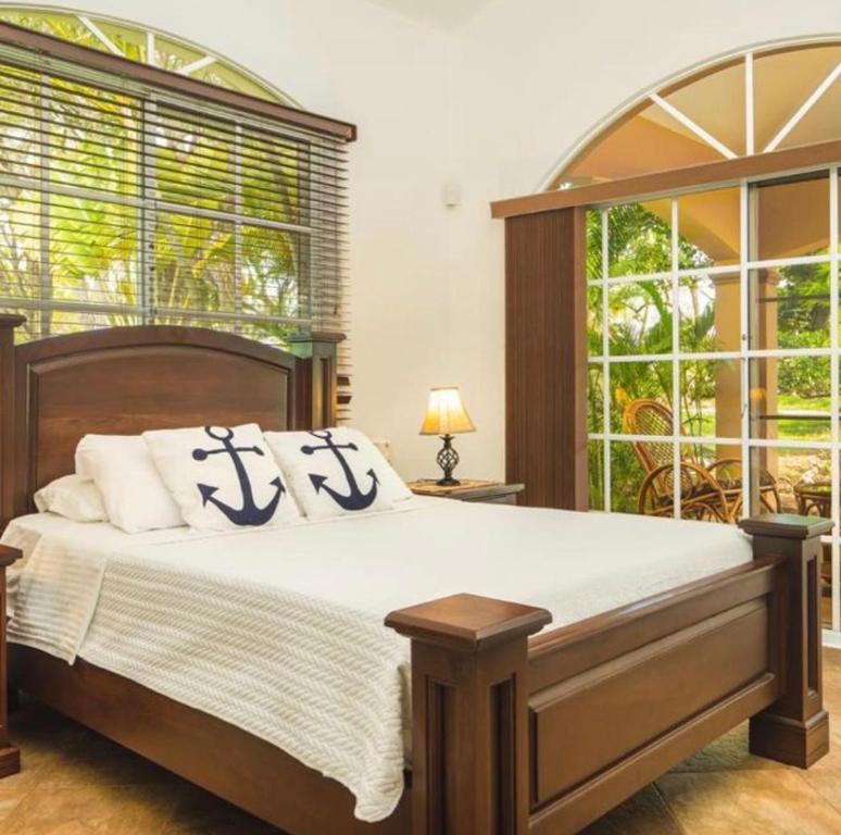 1 dormitorio con 1 cama grande y ventana grande en The Amazing Hispaniola Villa 145 en Sosúa