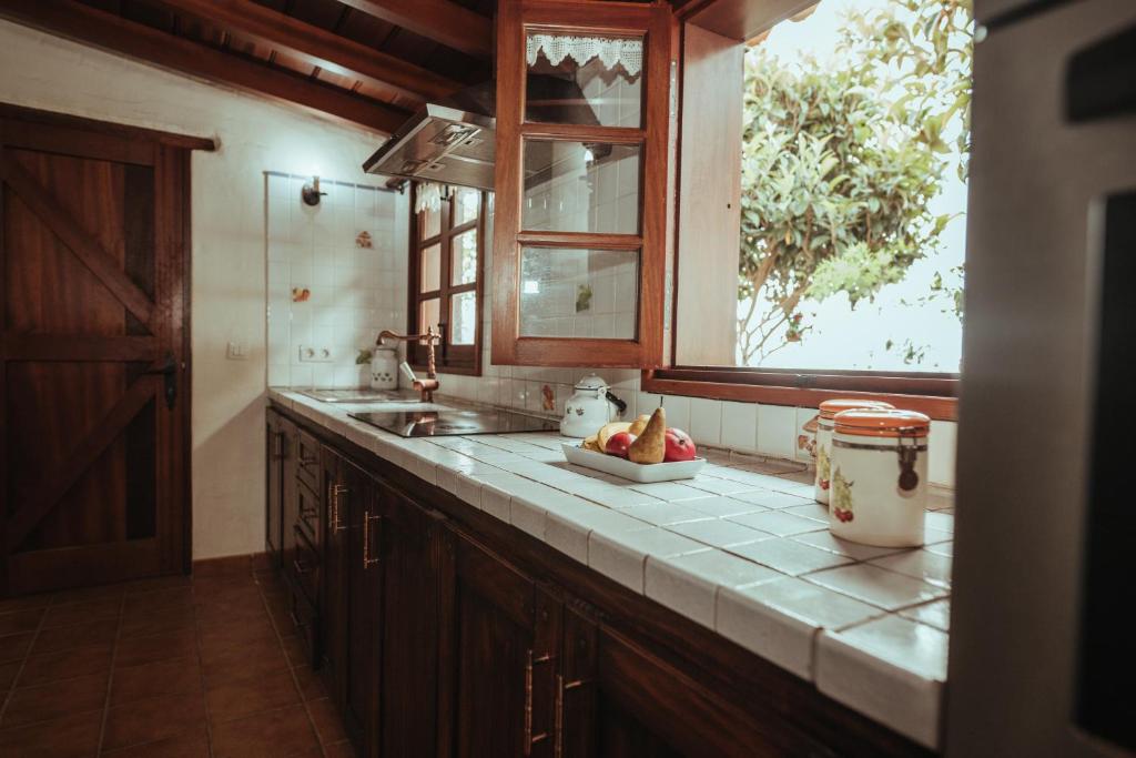 cocina con fregadero y ventana en Villa Los Hinojales, en Los Silos