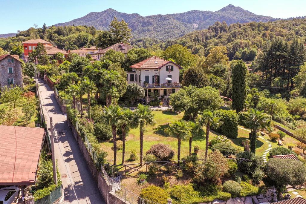 an aerial view of a mansion with palm trees at il Motto di Tommy in Castelveccana