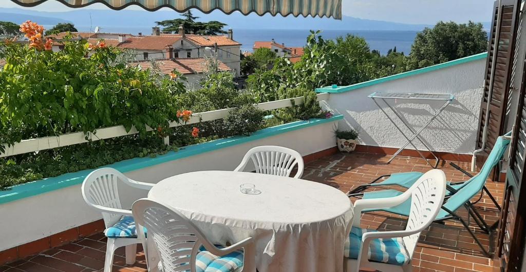 Uma vista da piscina em Apartments Ljuba I Mare ou nos arredores