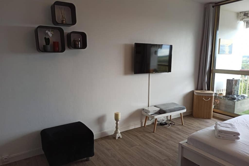 TV a/nebo společenská místnost v ubytování Studio Charmant avec vue magnifique!
