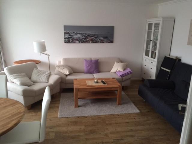 sala de estar con sofá y mesa de centro en Haus Germania, en Westerland