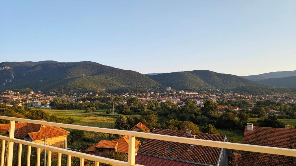 Blick auf eine Stadt mit Bergen im Hintergrund in der Unterkunft Apartman Trifunović Sokobanja in Sokobanja