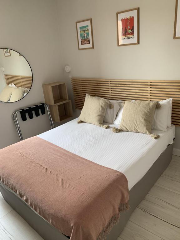 Postel nebo postele na pokoji v ubytování Hotel de Berne