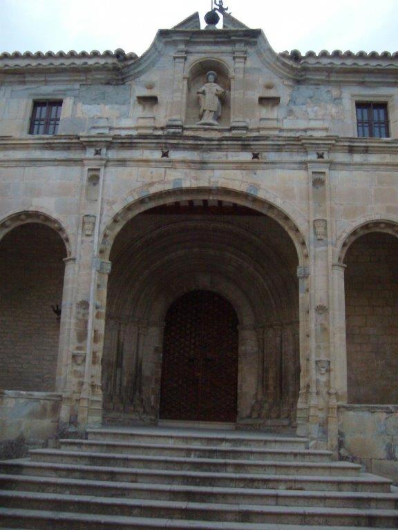 a stone building with stairs in front of it at Apartamentos La Catedral in Roda de Isábena