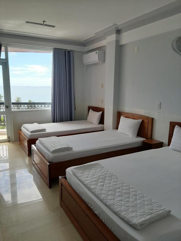 Giường trong phòng chung tại Anh Vy Hotel