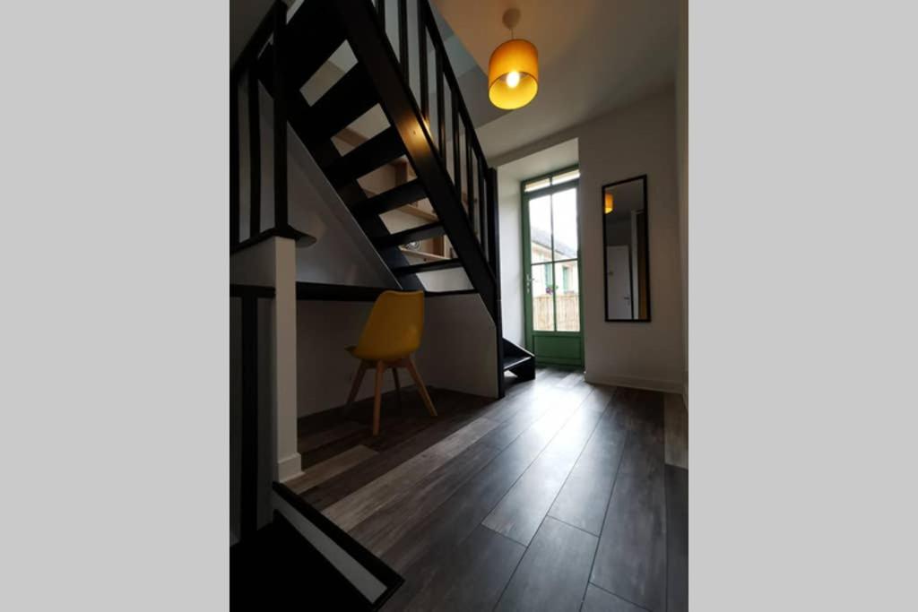 pasillo con escalera y silla amarilla en Joli appartement maison, Dol de Bretagne, calme et lumineux, proche Mont-Saint-Michel et Saint-Malo, en Dol-de-Bretagne