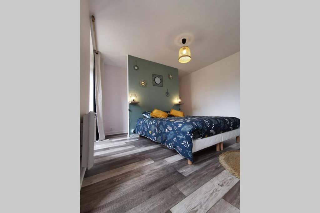 Cama o camas de una habitaci&oacute;n en Joli appartement maison, Dol de Bretagne, calme et lumineux, proche Mont-Saint-Michel et Saint-Malo