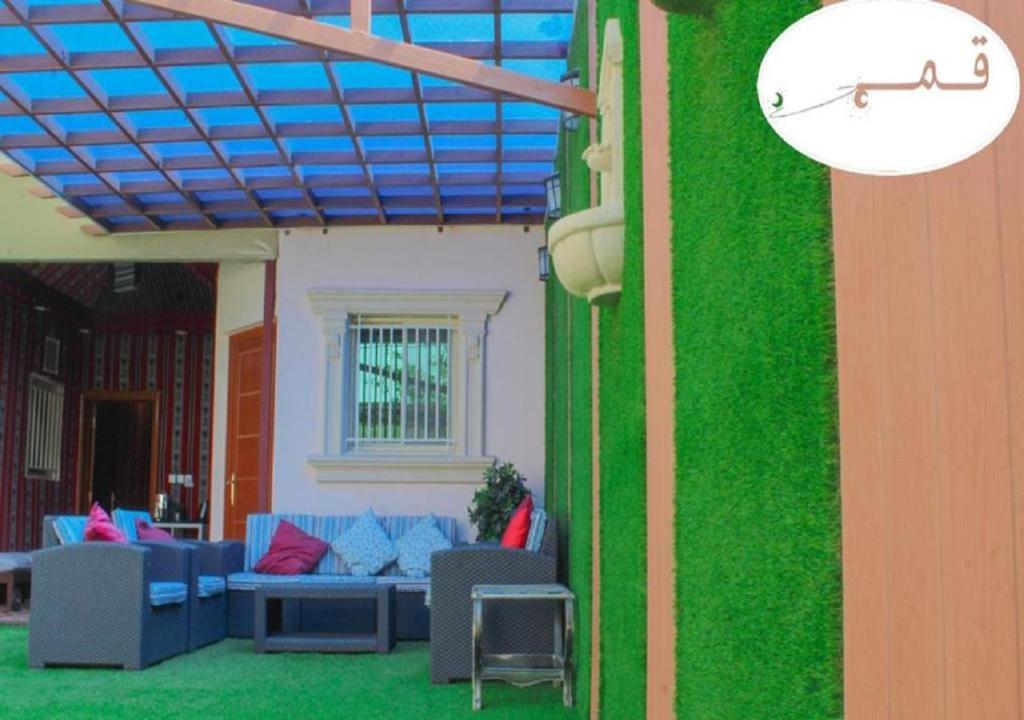 Posezení v ubytování Shams W Qamar Chalets