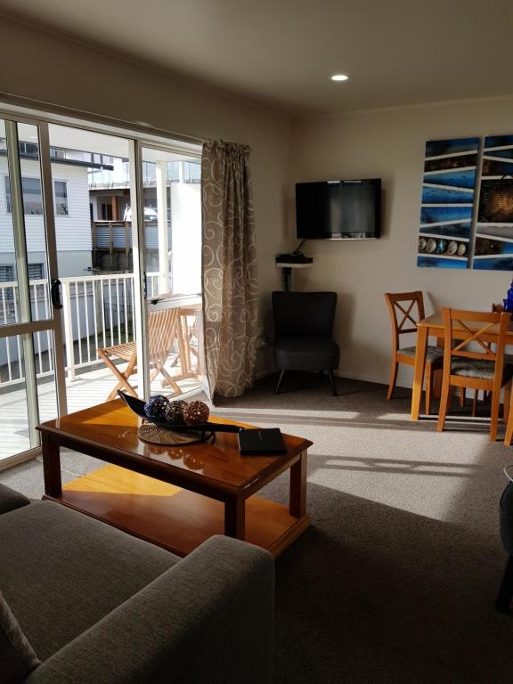 TV a/nebo společenská místnost v ubytování Paihia Apartments