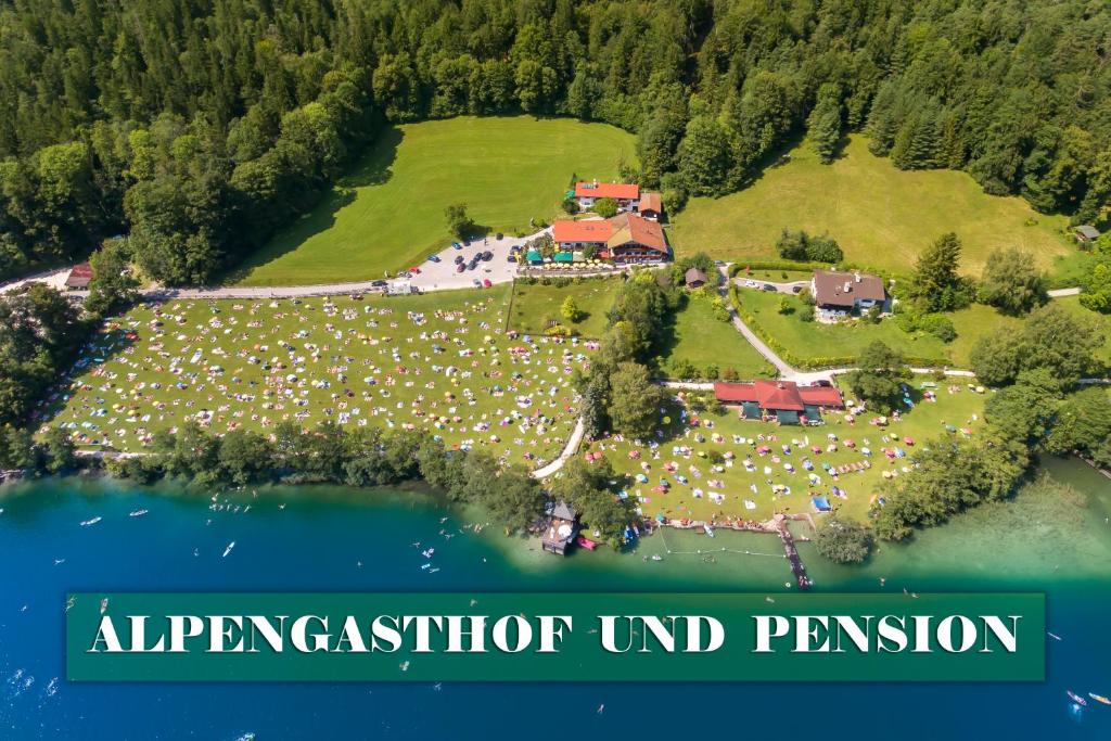 una vista aérea de un complejo con las palabras vacaciones destino pensión posada en Alpengasthof Madlbauer, en Bad Reichenhall