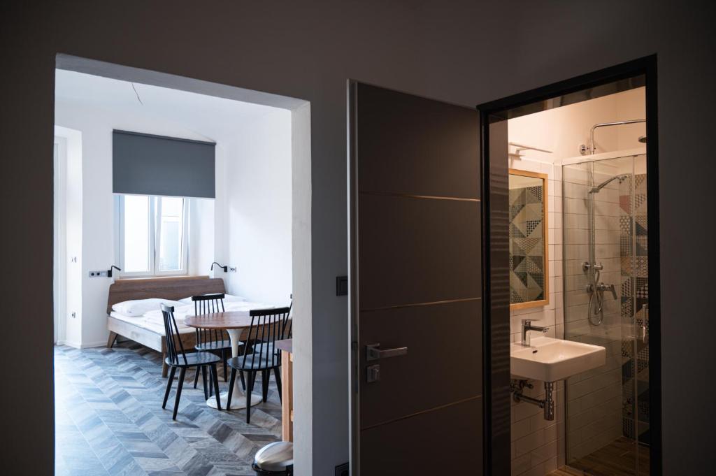 Bilik mandi di ART Hostel & Apartments