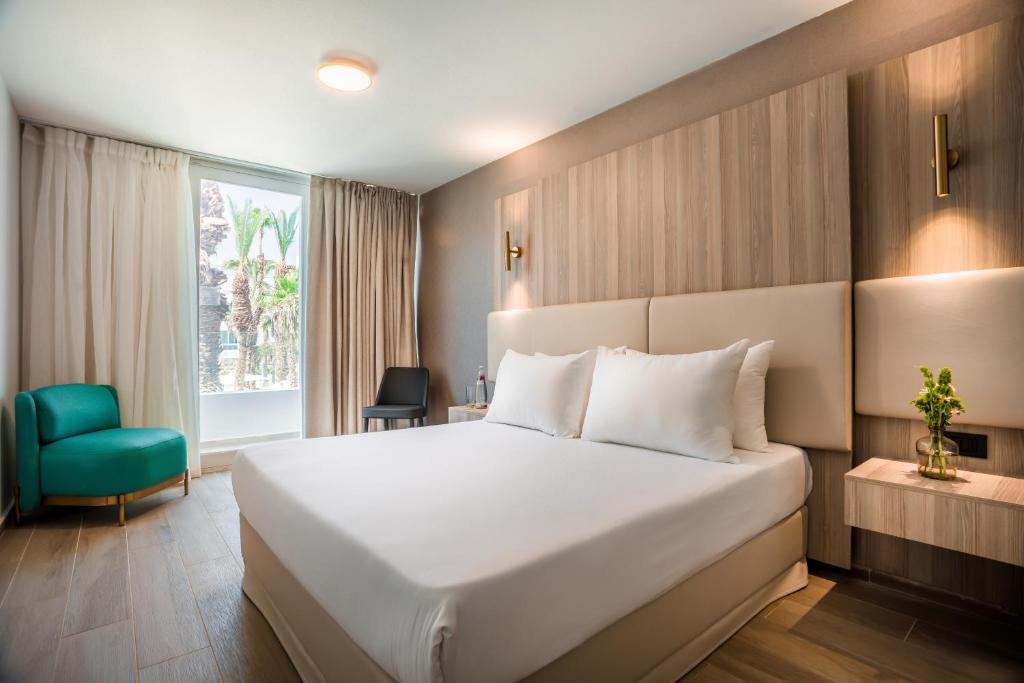 Postel nebo postele na pokoji v ubytování Astral Palma Hotel