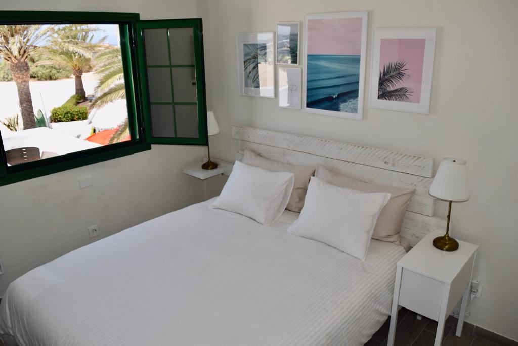 Postel nebo postele na pokoji v ubytování Beachfront Bungalow Cotillo Lagos