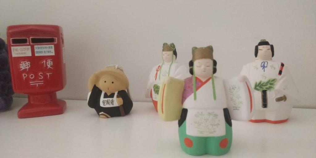 un groupe de figurines de jouets de personnes au Japon dans l'établissement Duplex Itri, à Itri