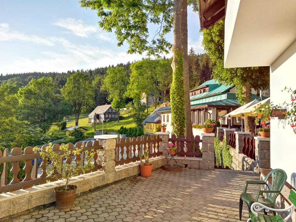 einen Balkon mit einem Zaun und Stadtblick in der Unterkunft Hotel v Nebi in Josefův Důl u Jablonce nad Nisou