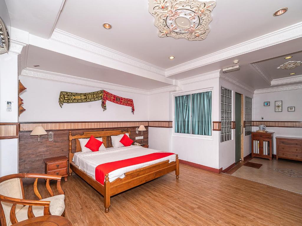 a bedroom with a bed and a chandelier at OYO 89864 Hotel Holiday Park in Kota Kinabalu