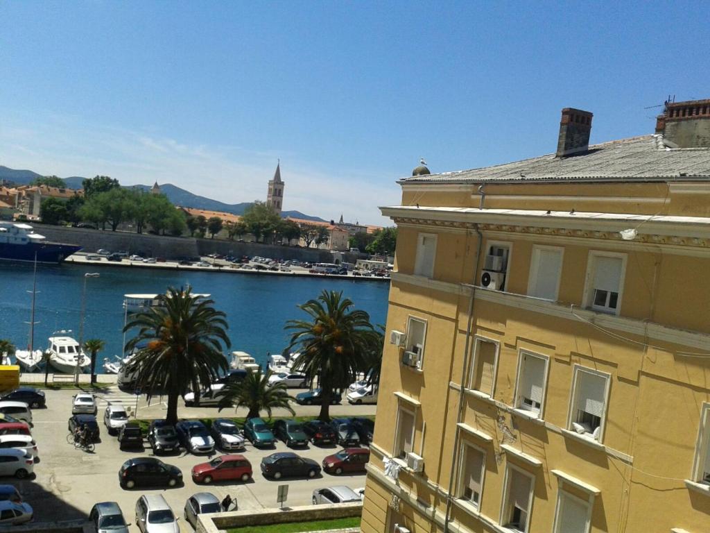 una vista de un aparcamiento junto a un puerto en Apartment Marija, en Zadar