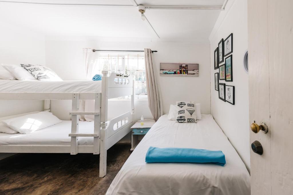 Postel nebo postele na pokoji v ubytování Umzumbe Surf House