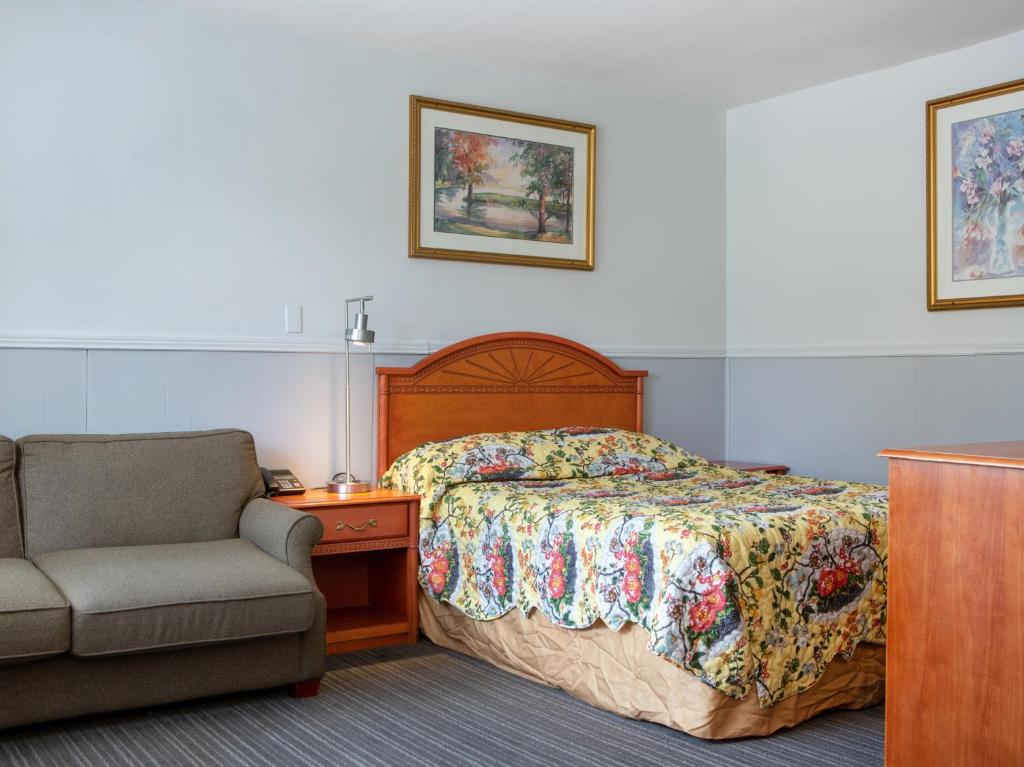 A bed or beds in a room at Hotel Richmond Hill Inn ON North