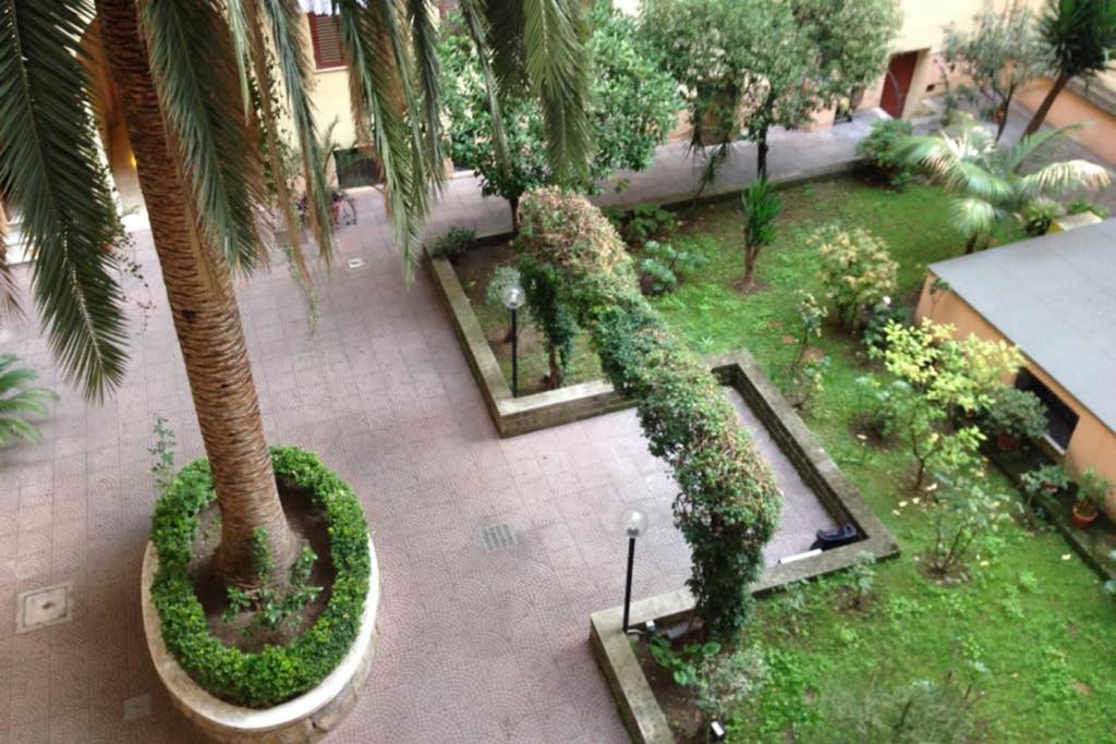 Vonkajšia záhrada v ubytovaní In the Center of Rome