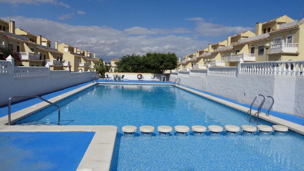 ein großer Pool vor einigen Gebäuden in der Unterkunft Tui Casa in Puerto Marino