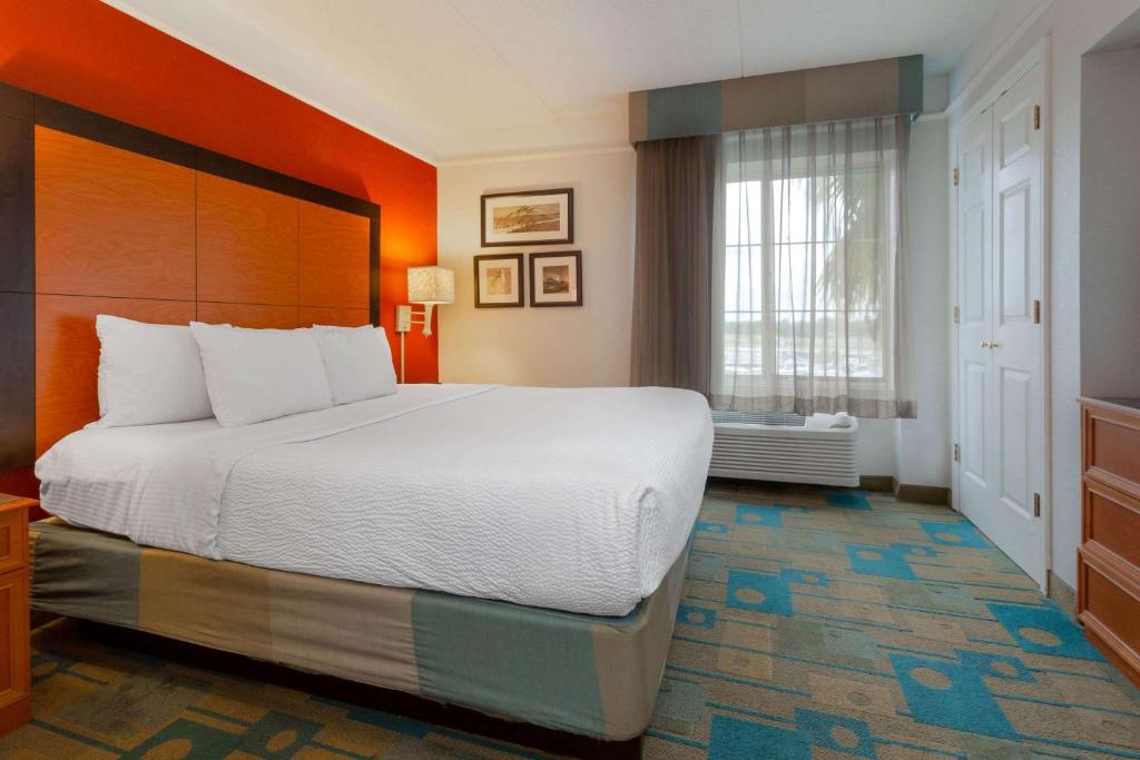 a hotel room with a large bed and a window at La Quinta by Wyndham Lakeland West in Lakeland