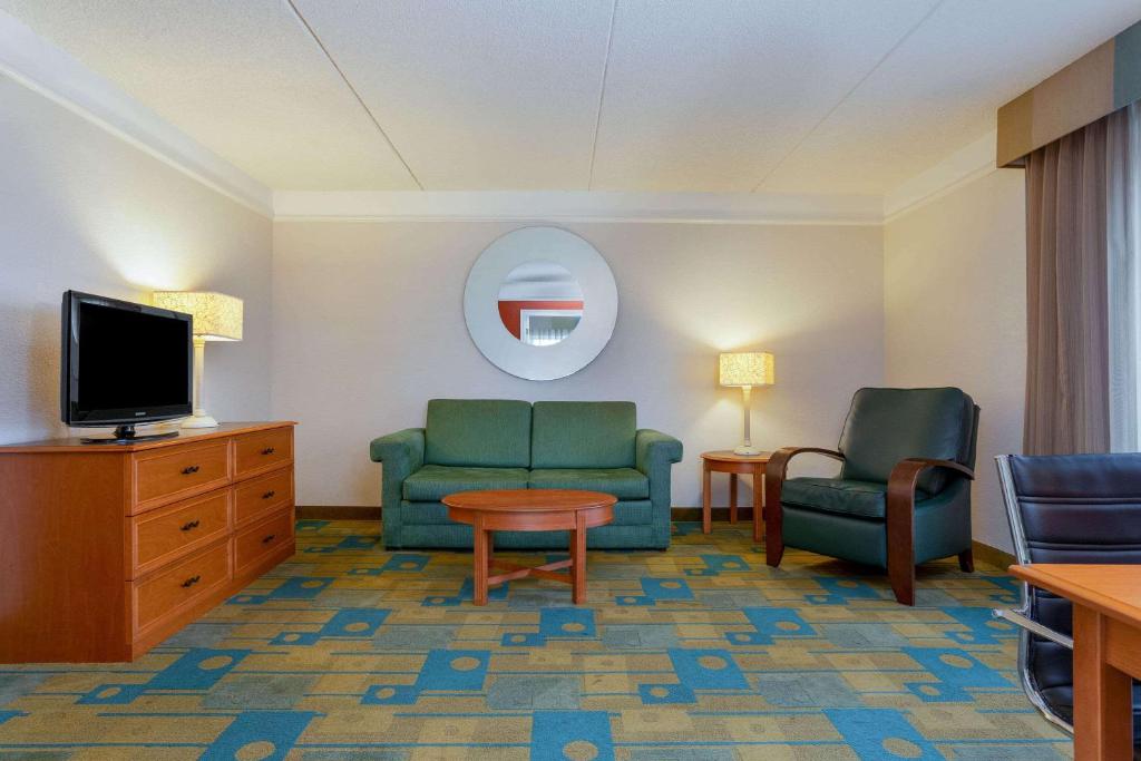 a waiting room with two chairs and a flat screen tv at La Quinta by Wyndham Lakeland West in Lakeland