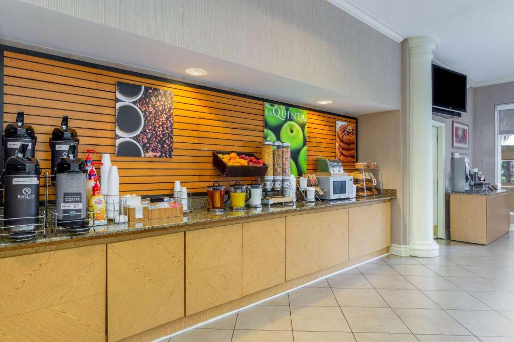 a fast food restaurant with a counter in a room at La Quinta by Wyndham Lakeland West in Lakeland