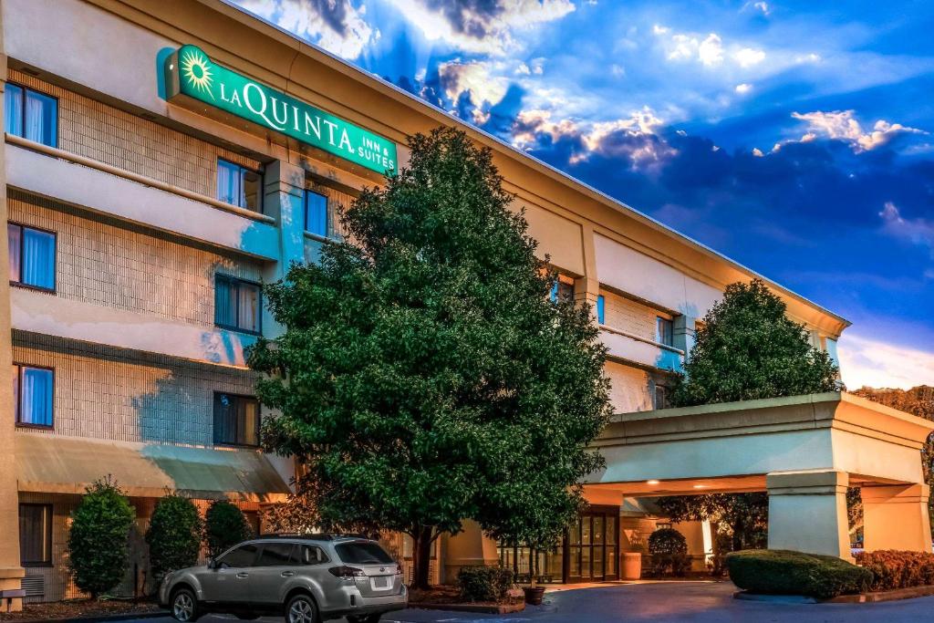 un'auto parcheggiata di fronte a un hotel di La Quinta by Wyndham Nashville Franklin a Franklin