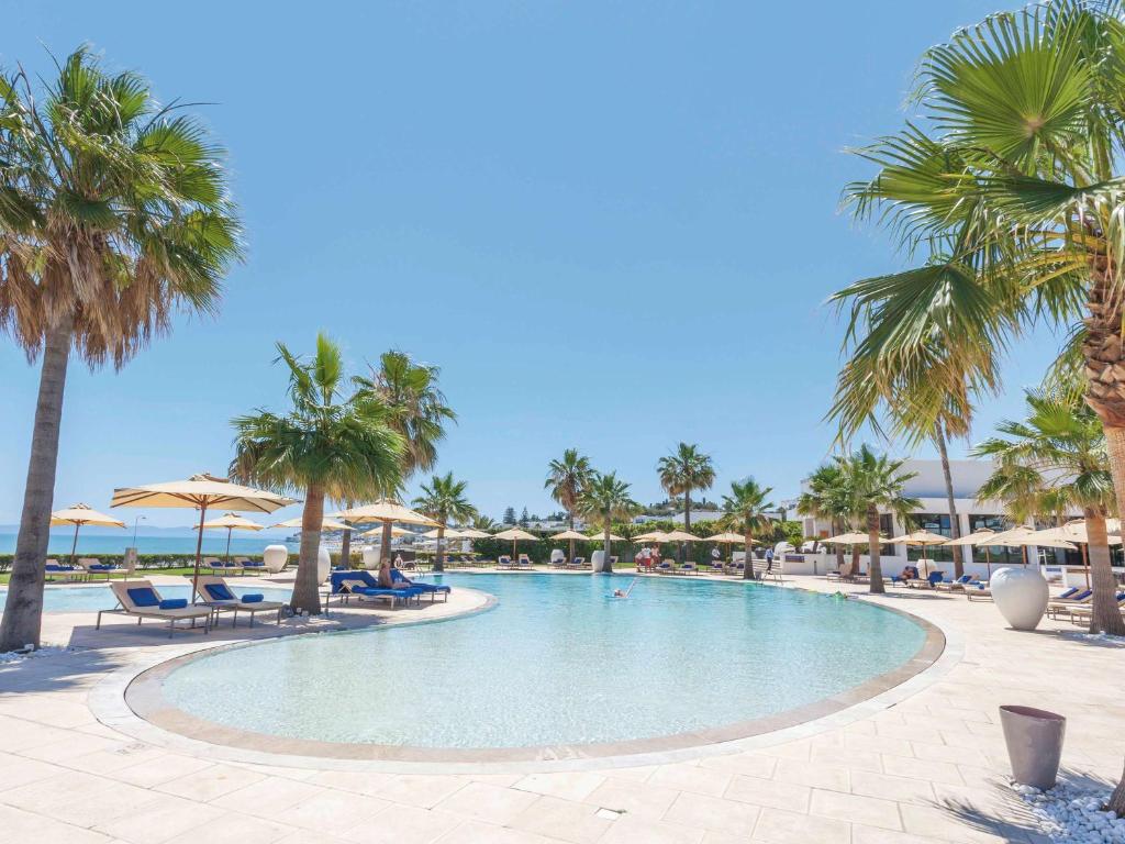 Bazén v ubytování Mövenpick Hotel Gammarth Tunis nebo v jeho okolí