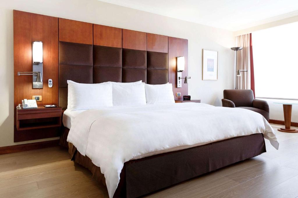 Postel nebo postele na pokoji v ubytování Swissotel Quito