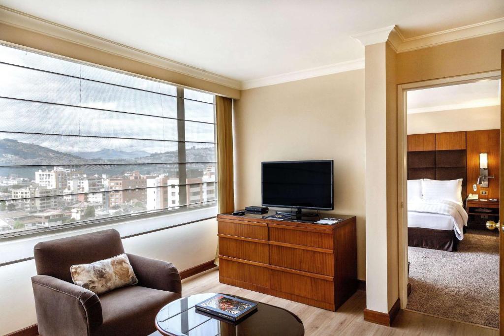 TV a/nebo společenská místnost v ubytování Swissotel Quito