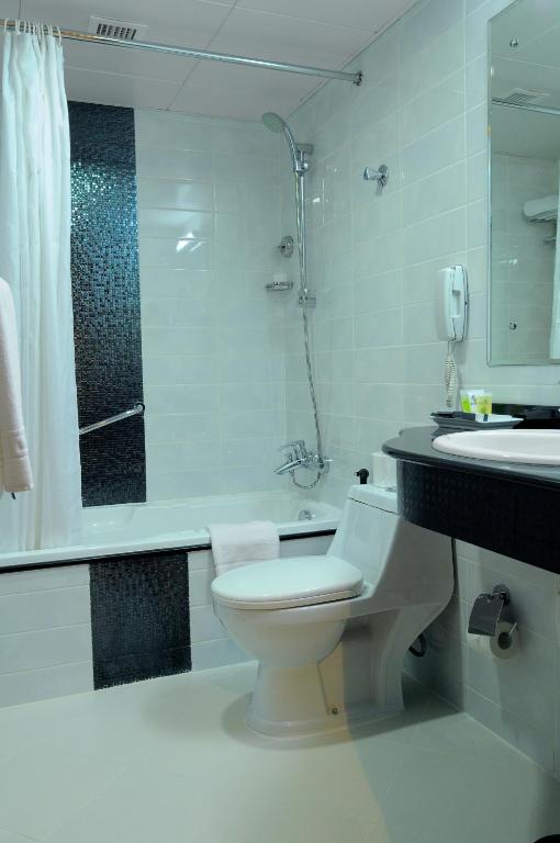 Um banheiro em Phoenix Plaza Hotel Apartments