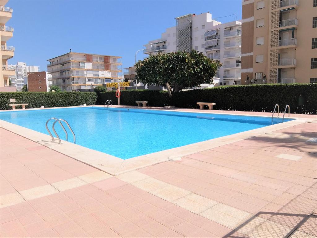 ein Swimmingpool mitten in einem Gebäude in der Unterkunft Apartamento Cantabria 23, 6-66 in Playa de Gandia