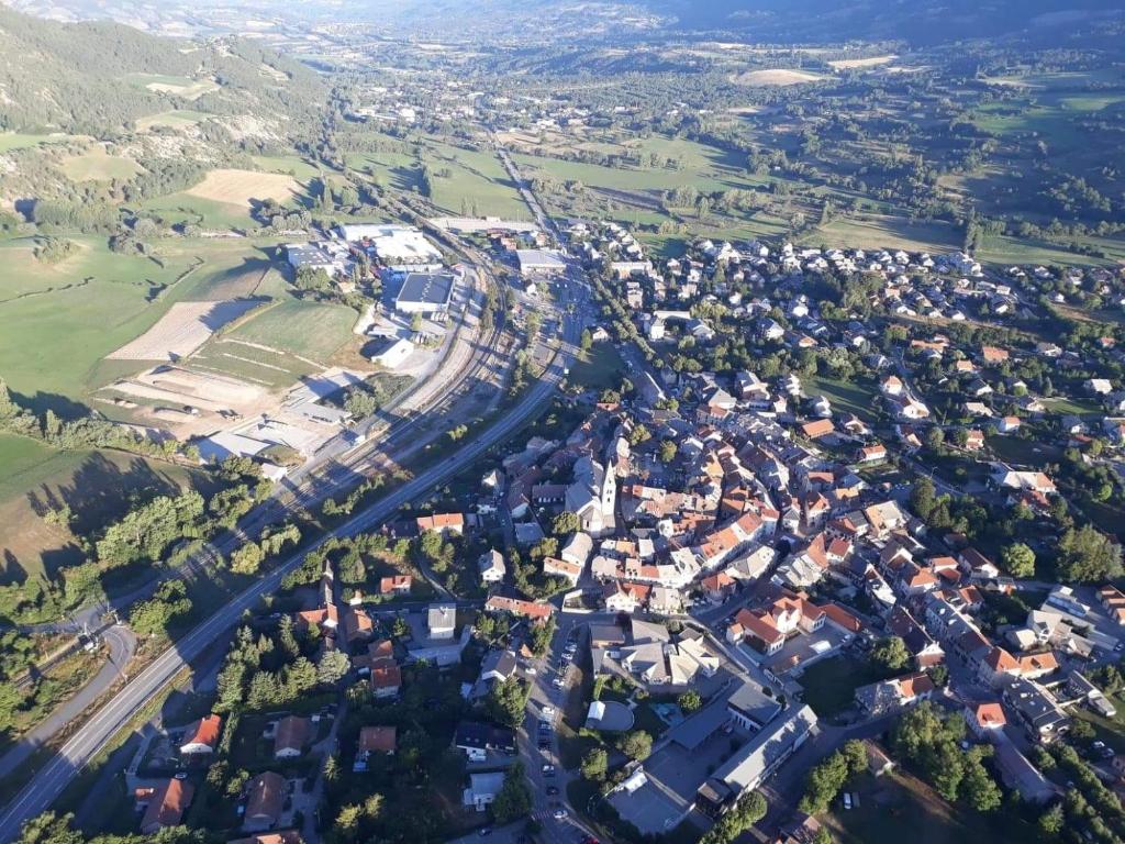 una vista aérea de una ciudad con un puente en Maison entière en Chorges