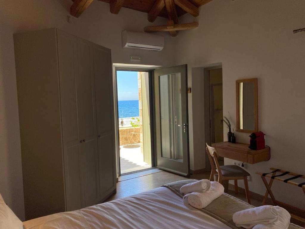 Postel nebo postele na pokoji v ubytování Selinitsa Residence Mani