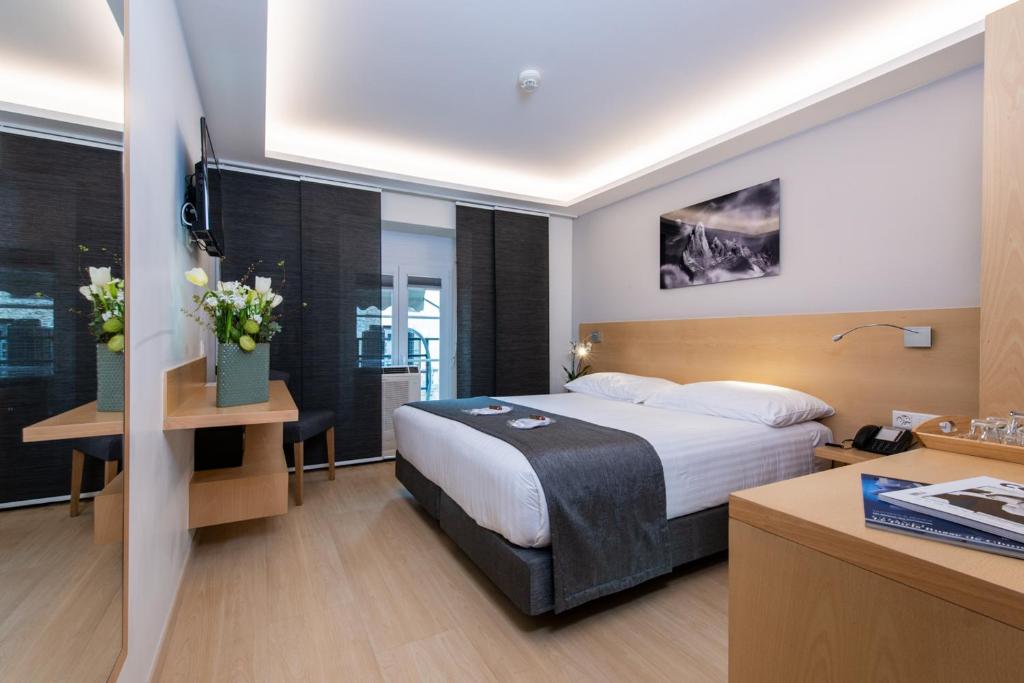 Postel nebo postele na pokoji v ubytování Hotel des Alpes