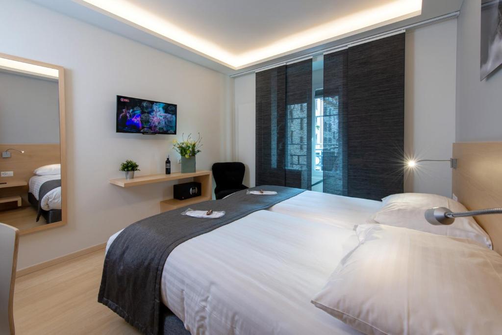 Postel nebo postele na pokoji v ubytování Hotel des Alpes