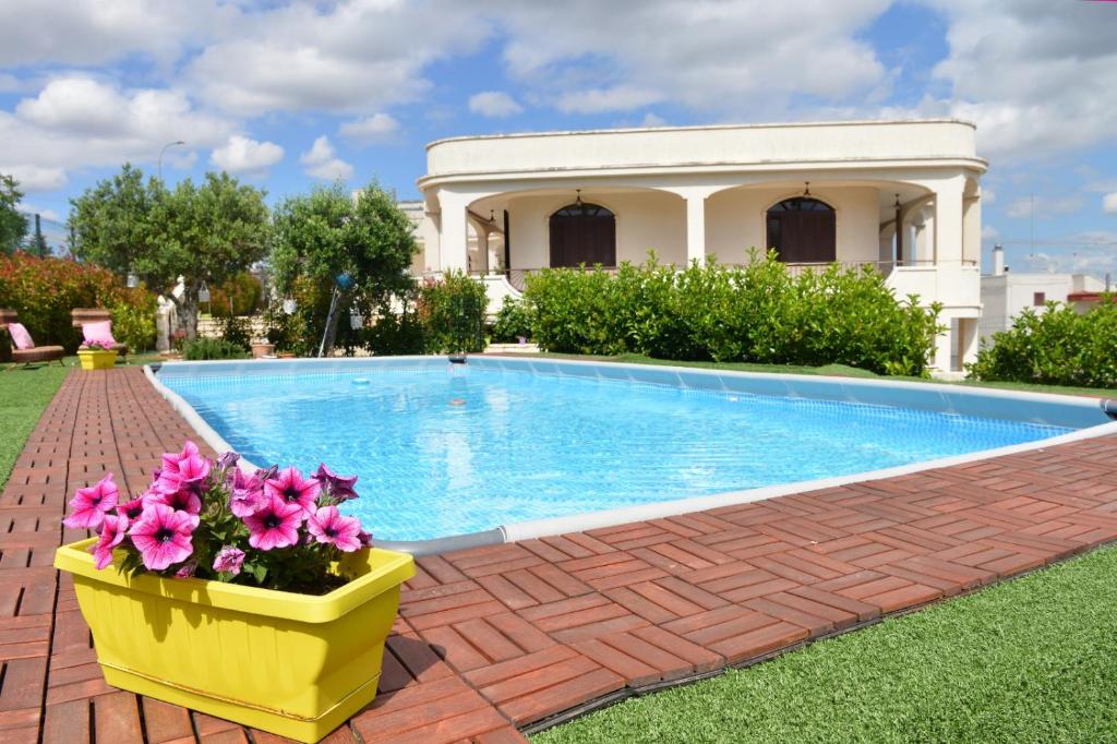 una piscina davanti a una casa di Trullo Suite a Cisternino