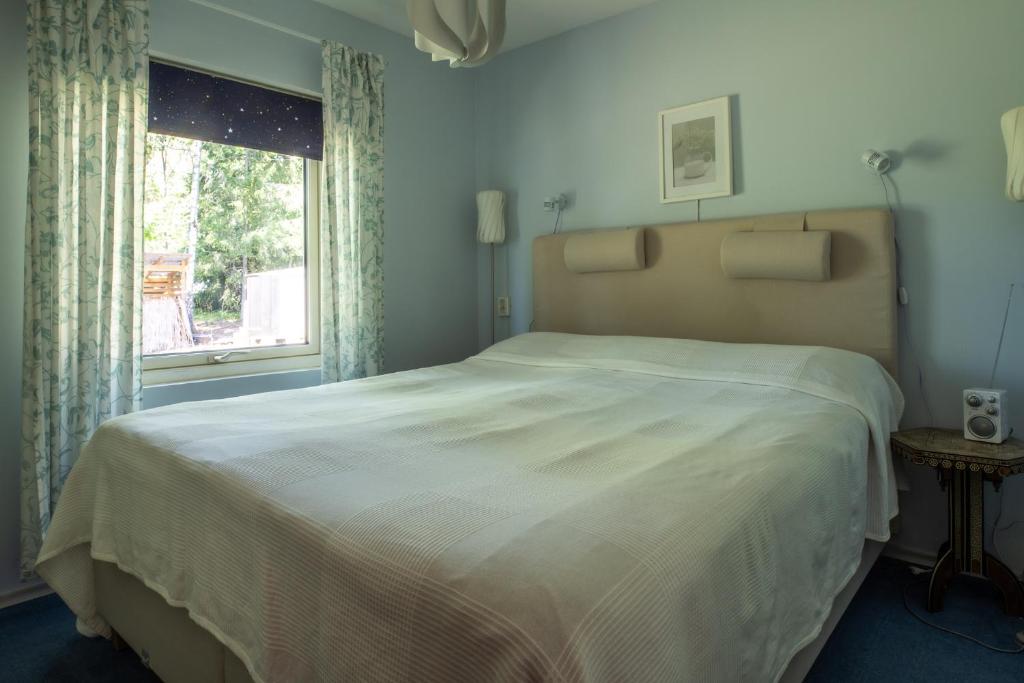Säng eller sängar i ett rum på Sörmlandsidyll i härlig natur