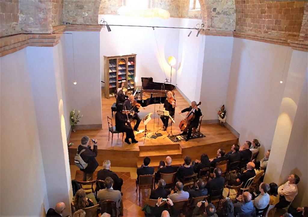ogólny widok orkiestry występującej na dużej widowni w obiekcie Tuscan Farmhouse with 7 Apartments for max 30 persons w mieście Montecastelli