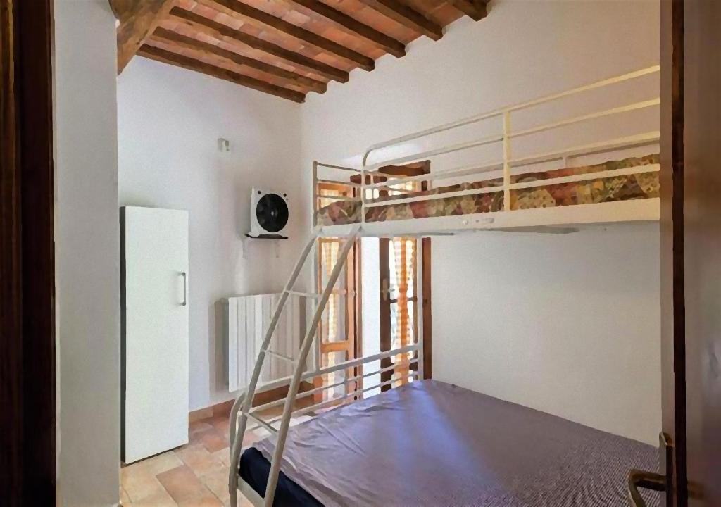 Łóżko lub łóżka w pokoju w obiekcie Tuscan Farmhouse with 7 Apartments for max 30 persons